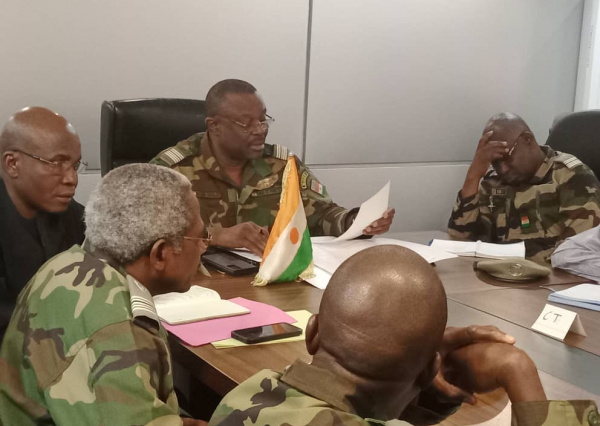Le Colonel MAIZAMA Abdoulaye échange avec les responsables de son département ministériel